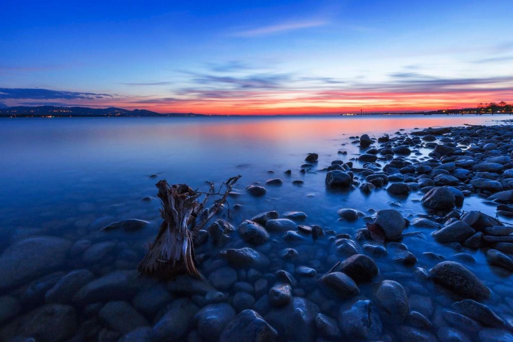 Muddrede bredder ved aftenlys