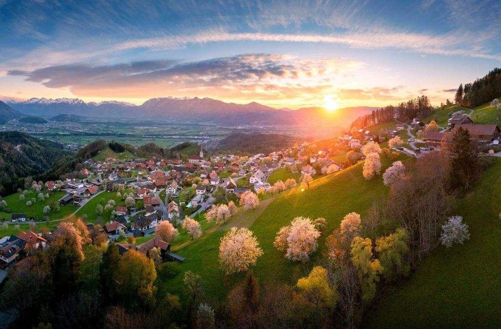 Heuveldorp i vårglød