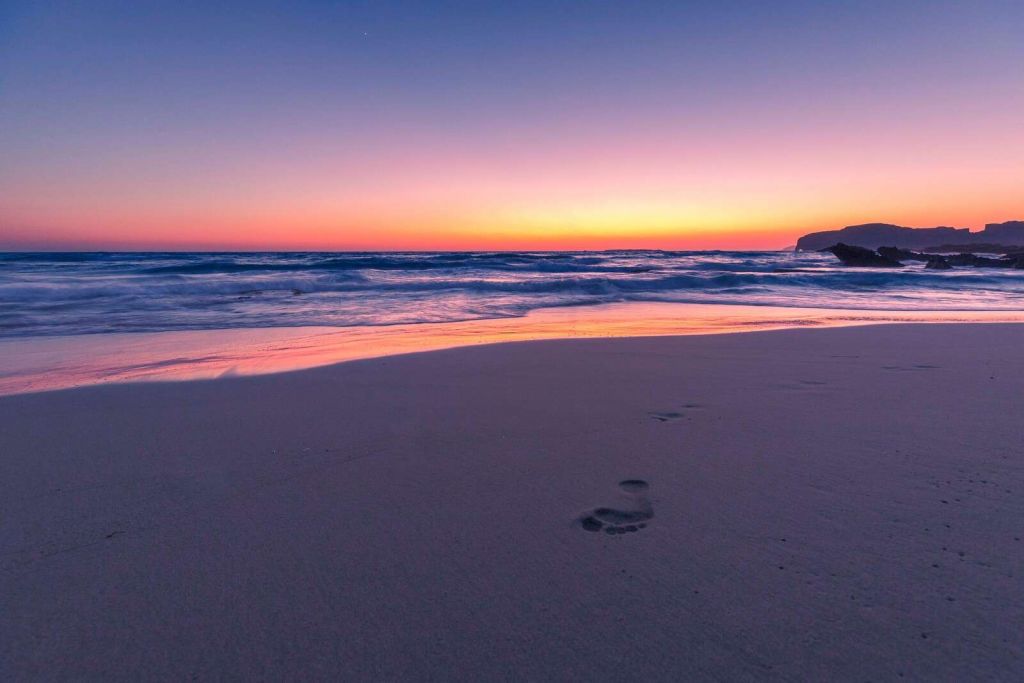 Fodspor i blødt aftenlys