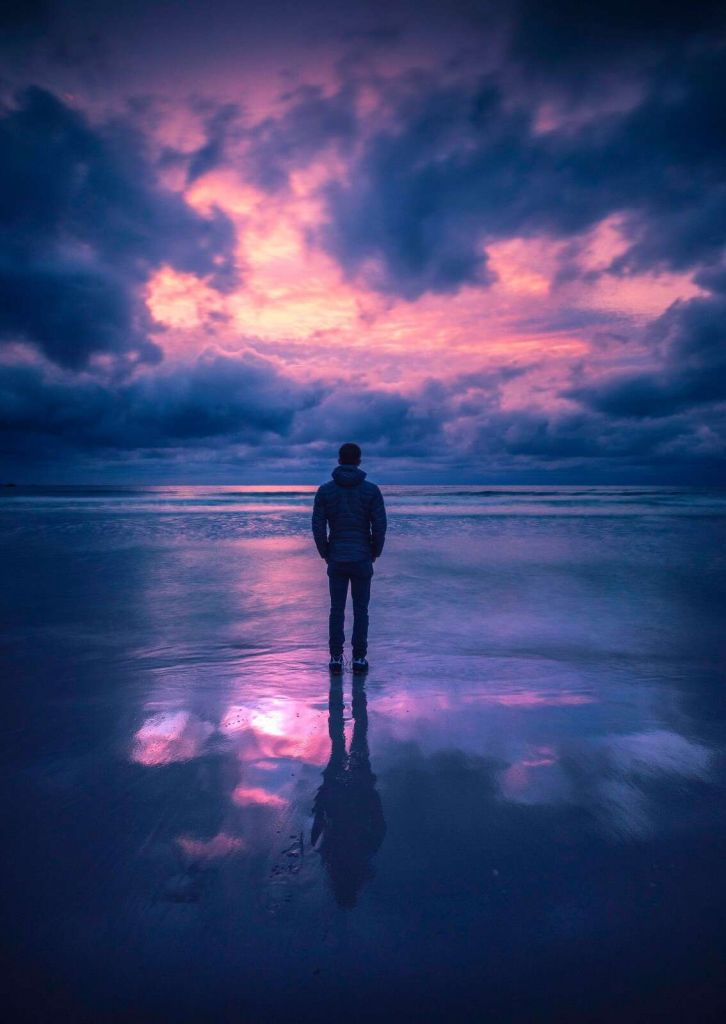 Lilla skumring ved stille kyst