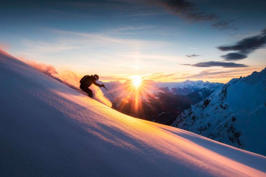 Skiløperen i den brennende fjellsolen
