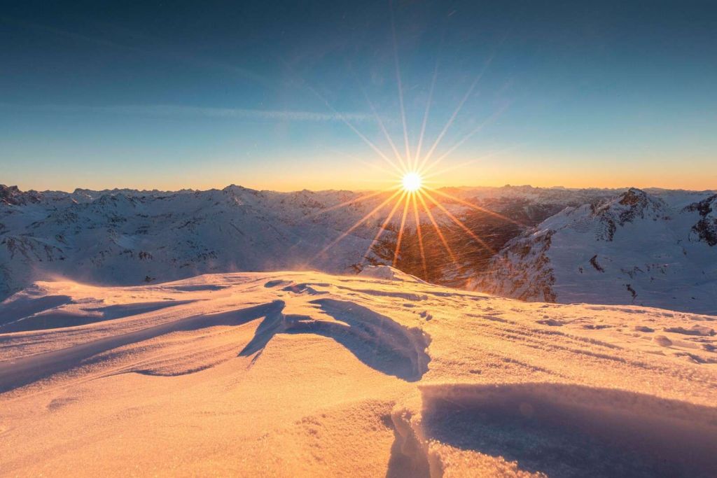Solstråler over snødekte sletter