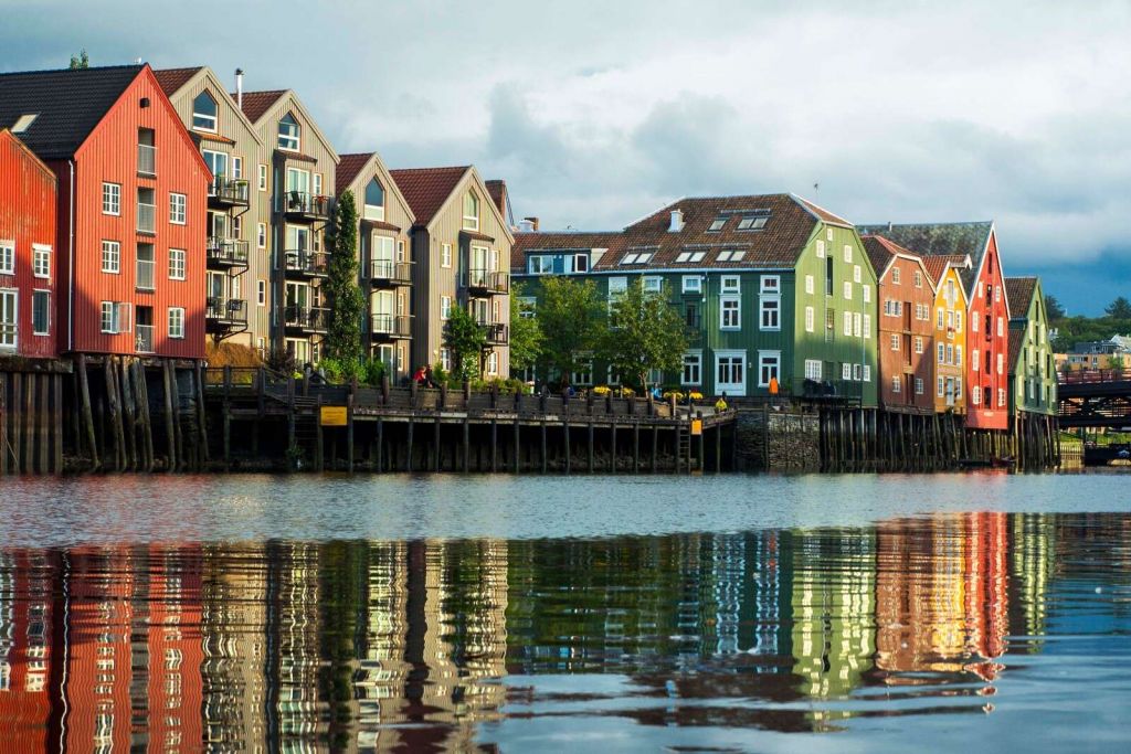 Farverige huse ved vandkanten