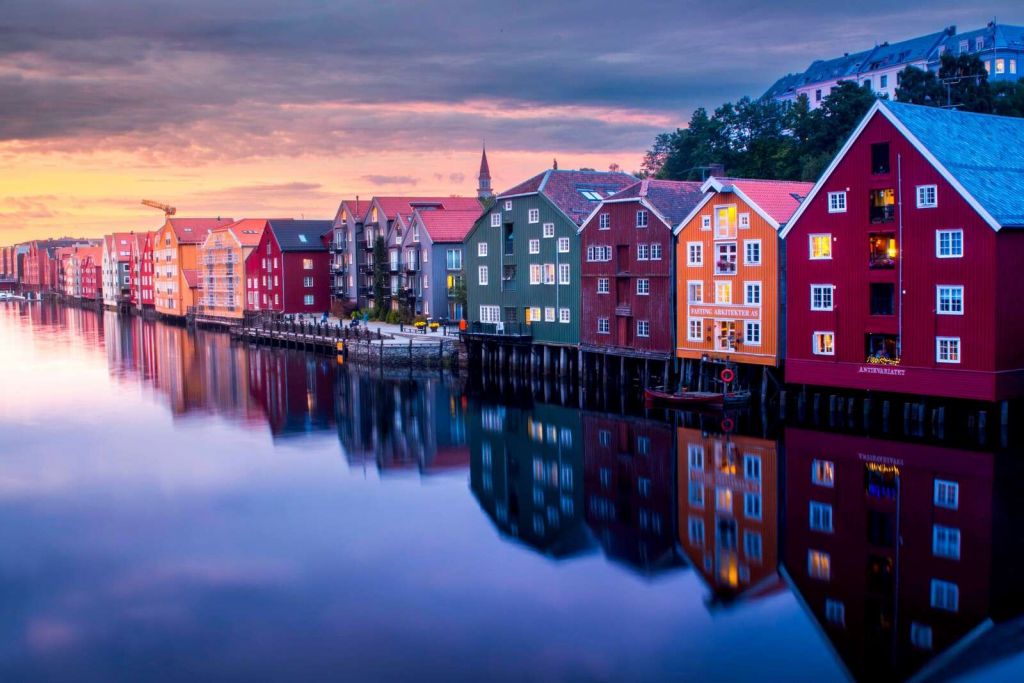 Aftenlys på farvede facader