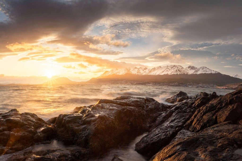 Gylden solnedgang ved bjergkysten