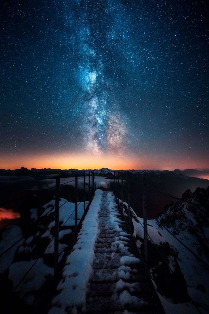 Stjernesti Over Snødekte Fjell