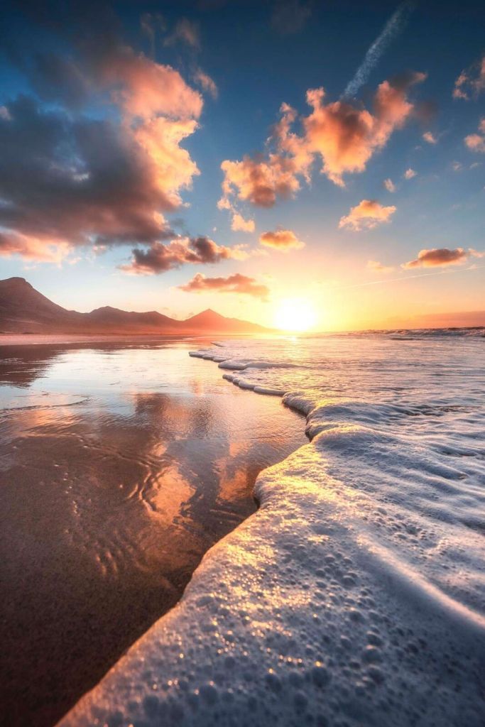 Gylden solnedgang ved havet