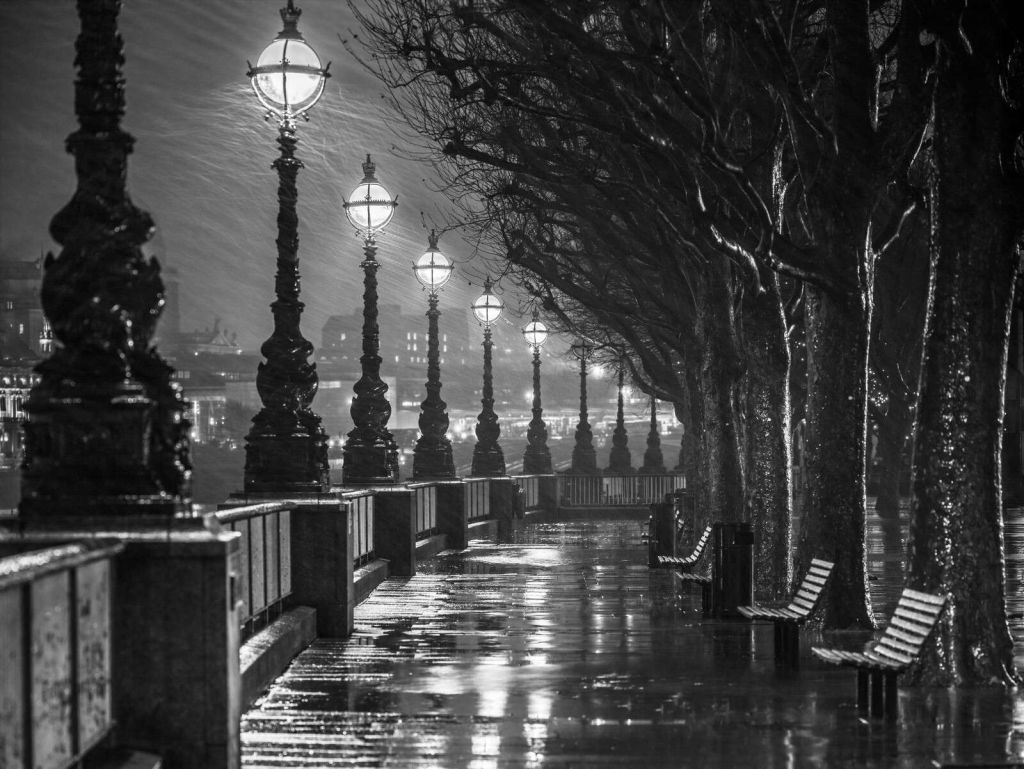 Promenade ved Themsen om aftenen, London, Storbritannien