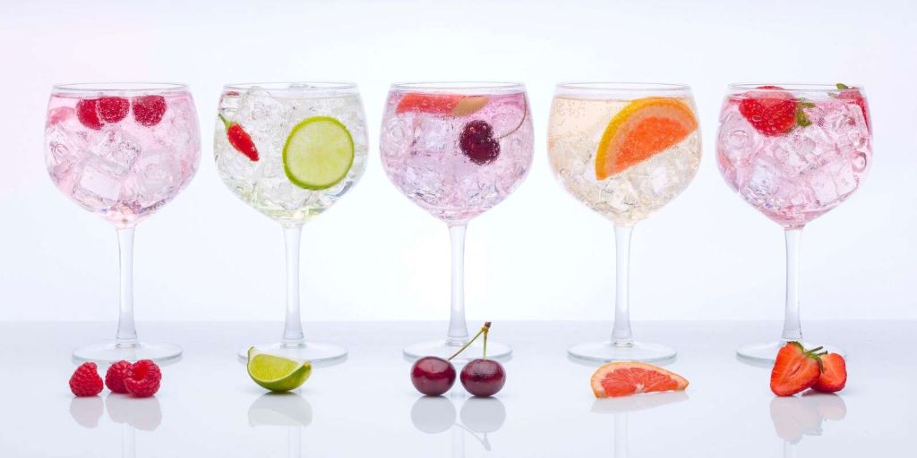 Forskellige typer gin-glas på række