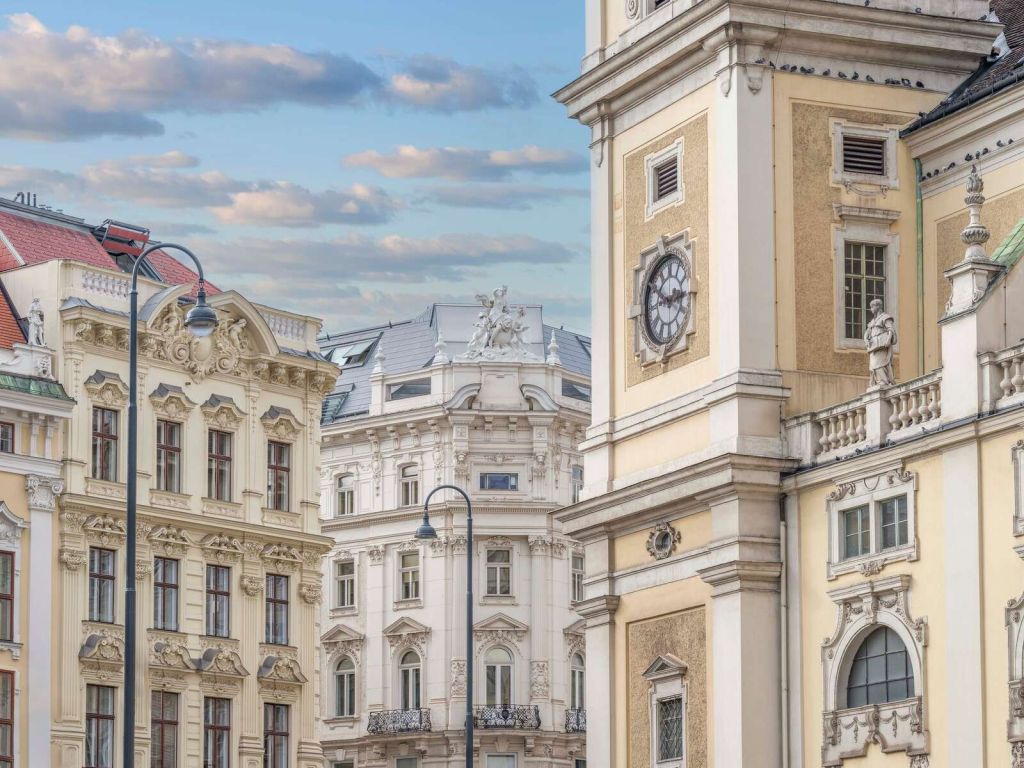Udsigt til gamle facader på en gade i Wien. Østrig