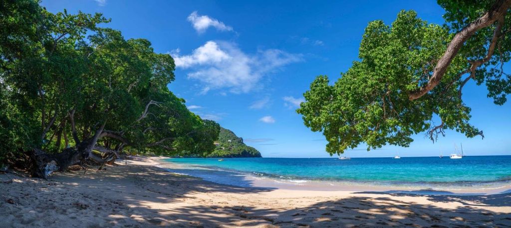 Fredelig strand på St. Vincent, Karibia