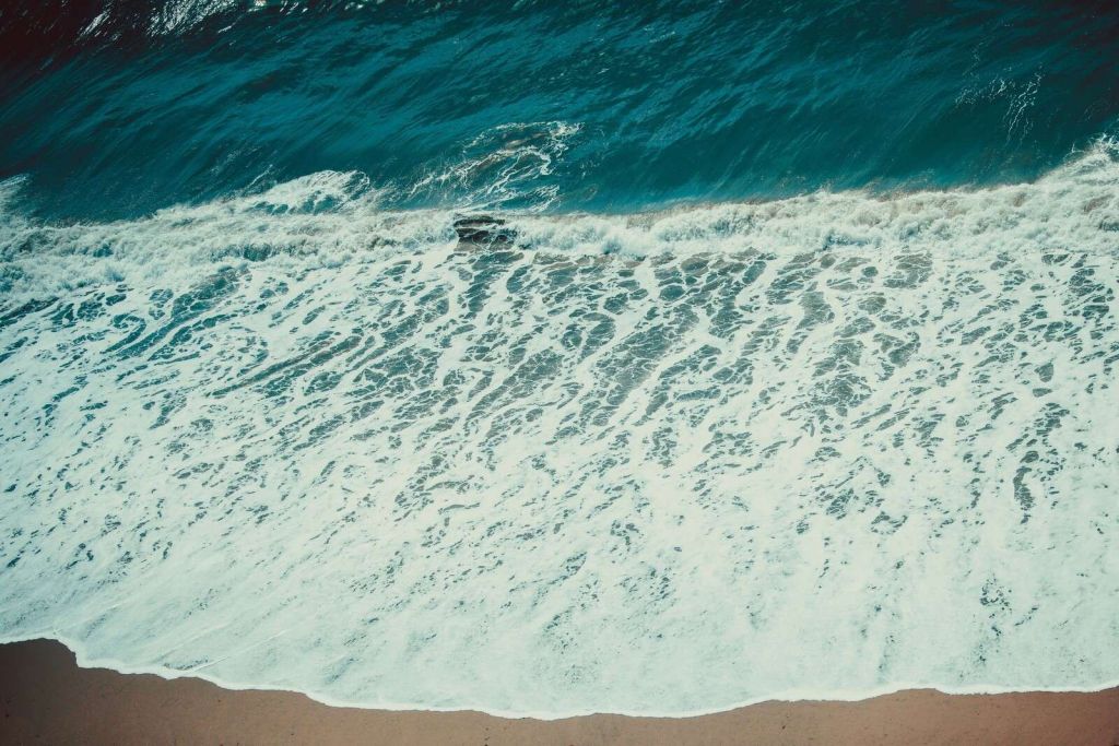 Bølgende branding på stranden