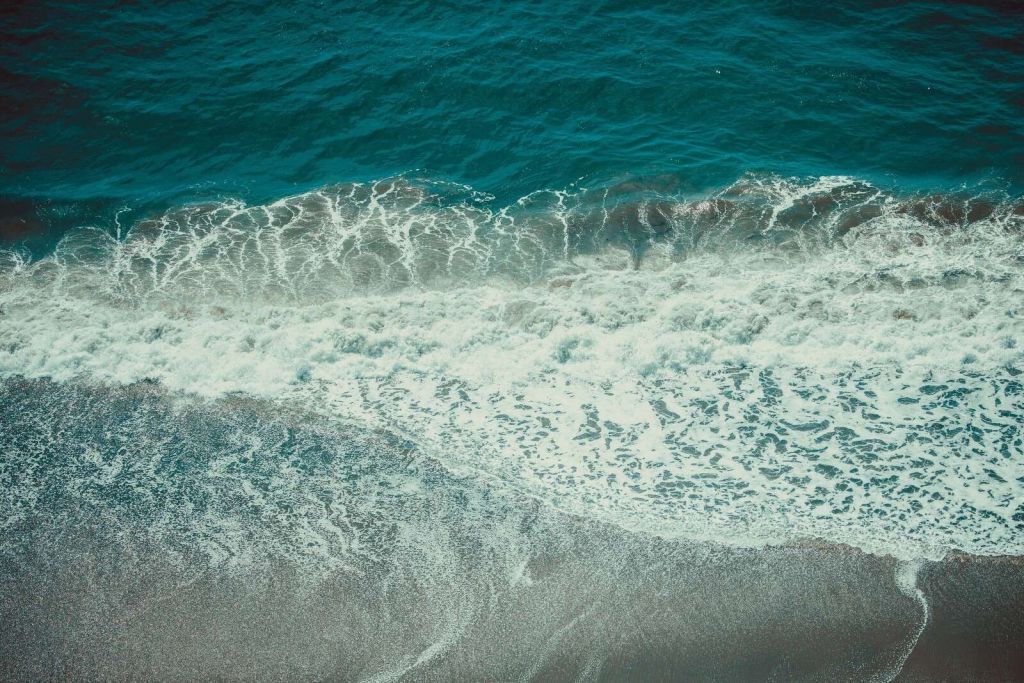 Skummende Bølger På Vådt Sand