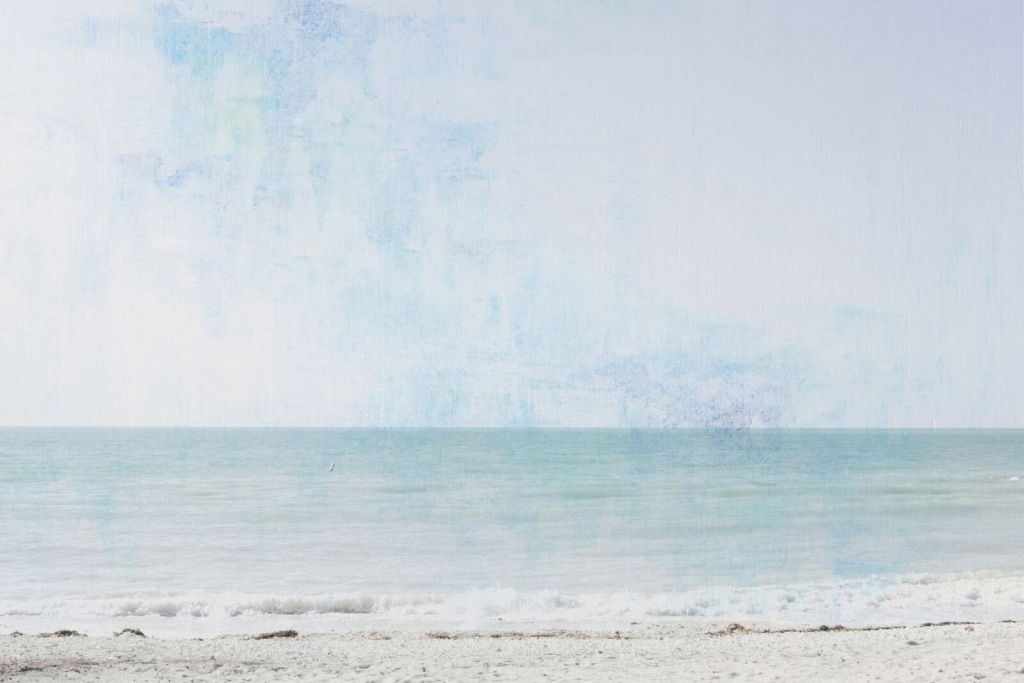 Klar strand under blød luft