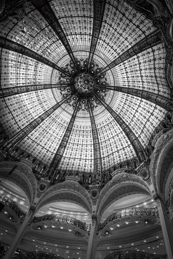 Ornamental kuppel i sort hvid