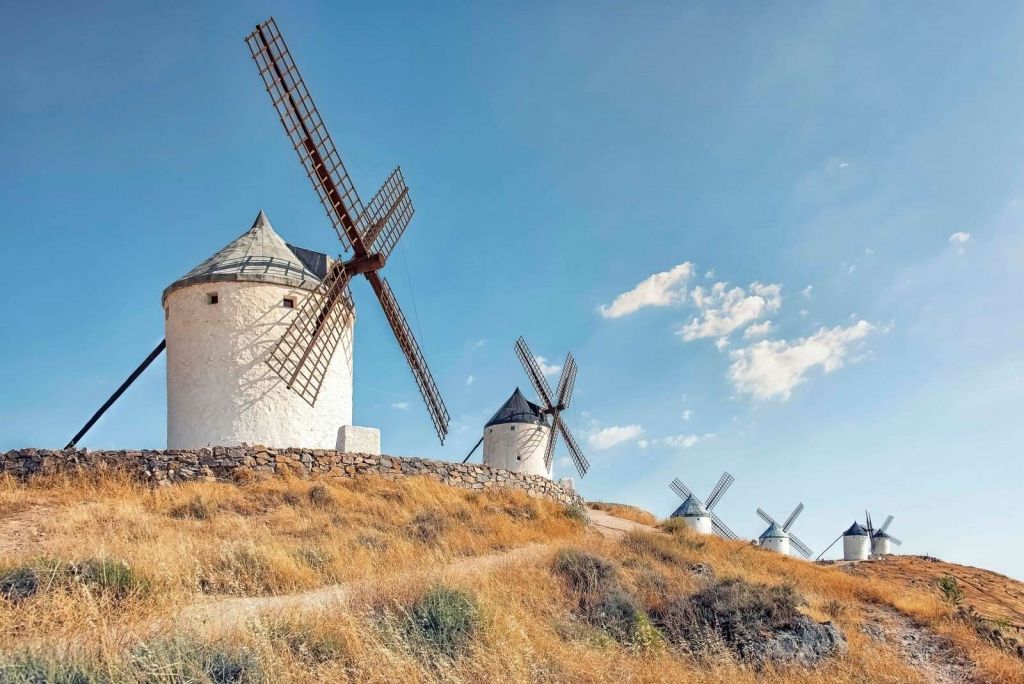 Sommerbakke med hvide vindmøller