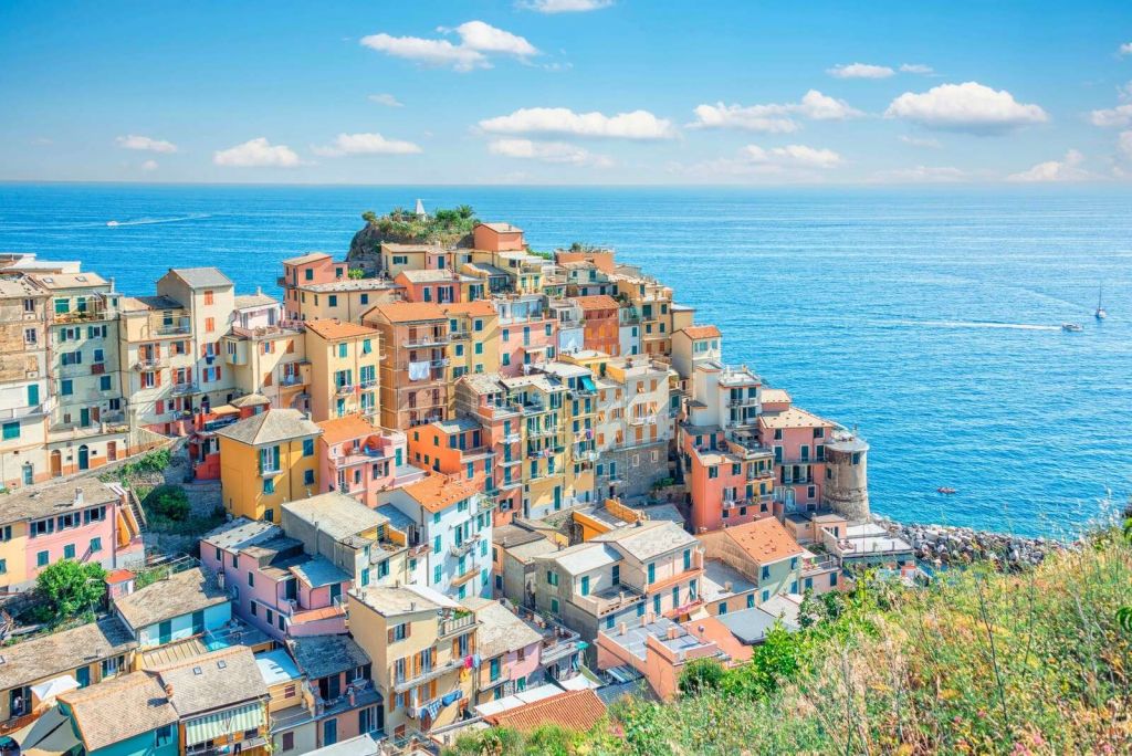 Pastelkyst under azurblå himmel