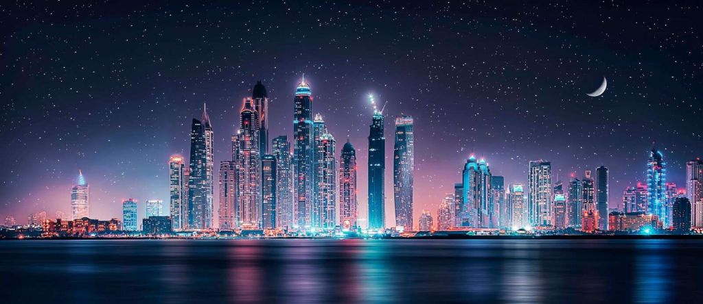 Nattelys over byens skyline