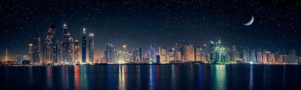 Måneskin over glitrende bysilhuet