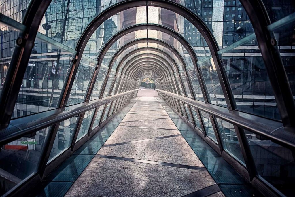 Glasgang tussen stedelijke torens