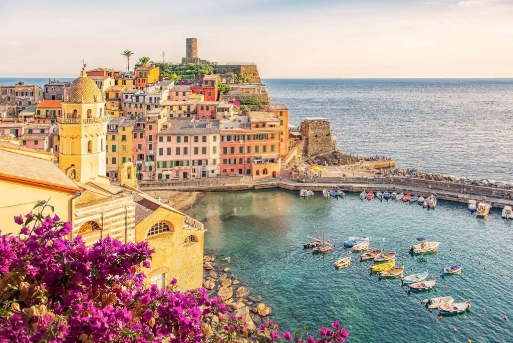 Sommerlys over farverig havneby