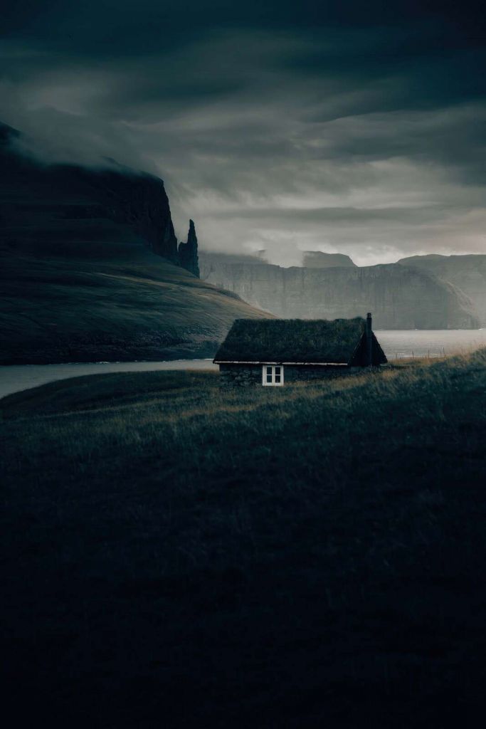 Hytte ved foden af barske fjorde