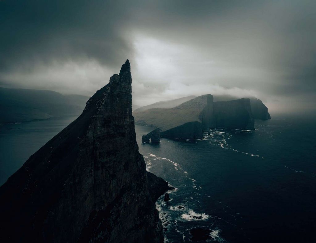 Klipprig kust i dimljus