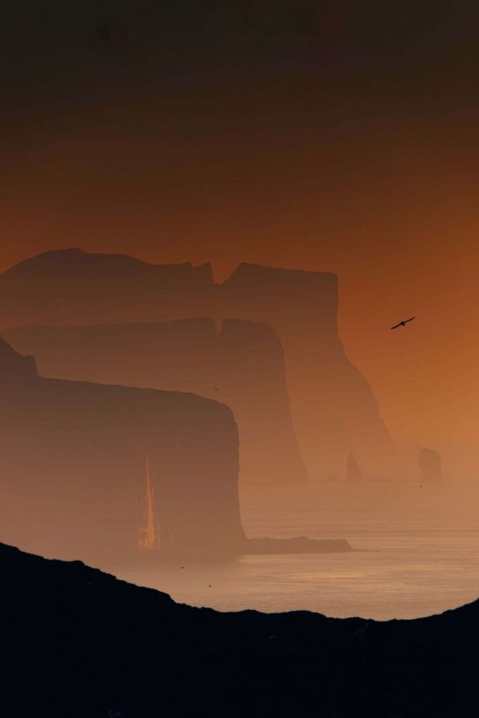 Klippväggar i eldig kvällsglöd