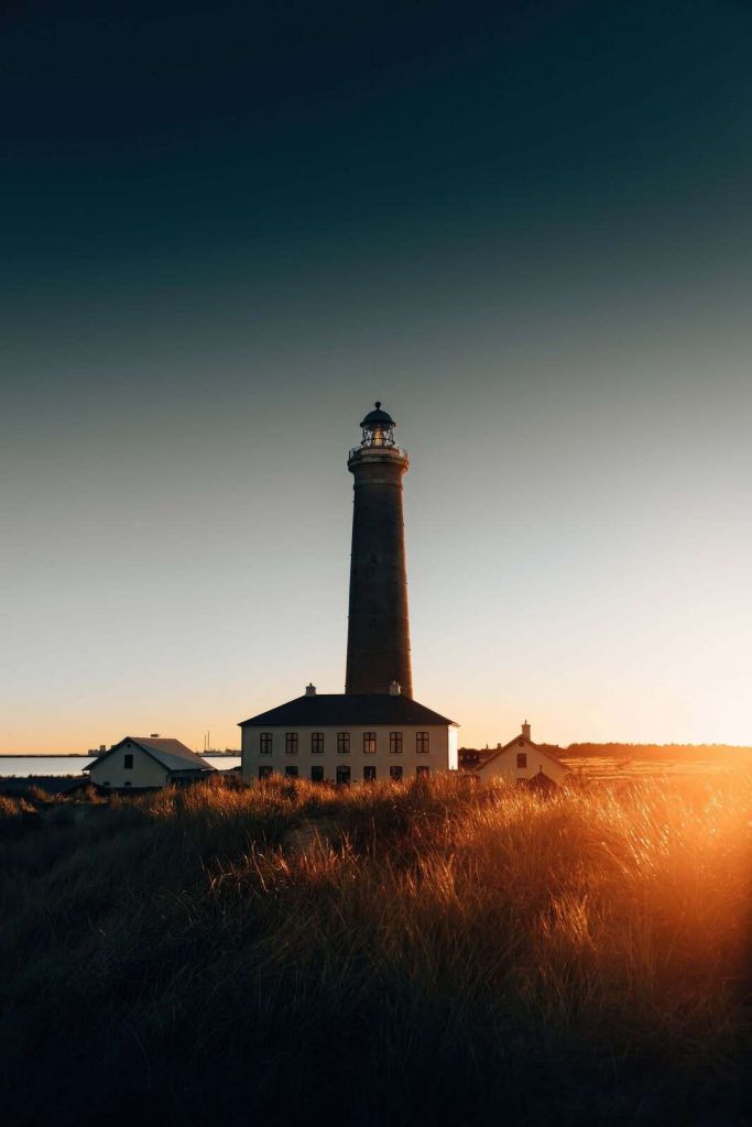 Fyr i gyllene kvällsljus