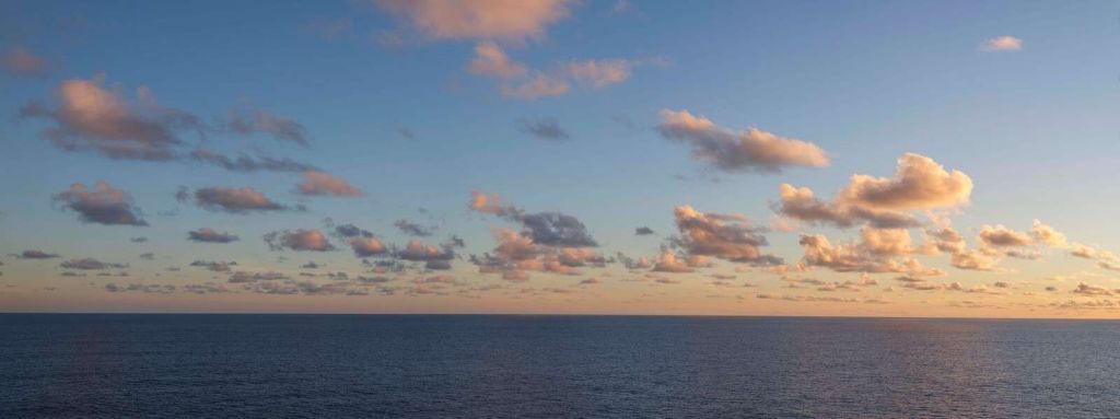 Roligt hav under aftenhimmel