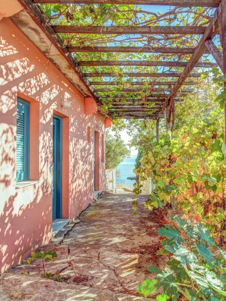 Mediterransk pergola med havudsigt