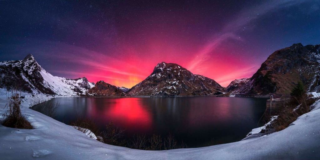 Nordlys over bjergs√∏