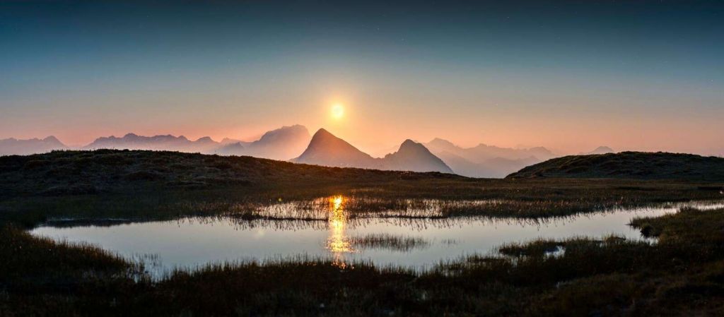 Aftensol over bjergs√∏en