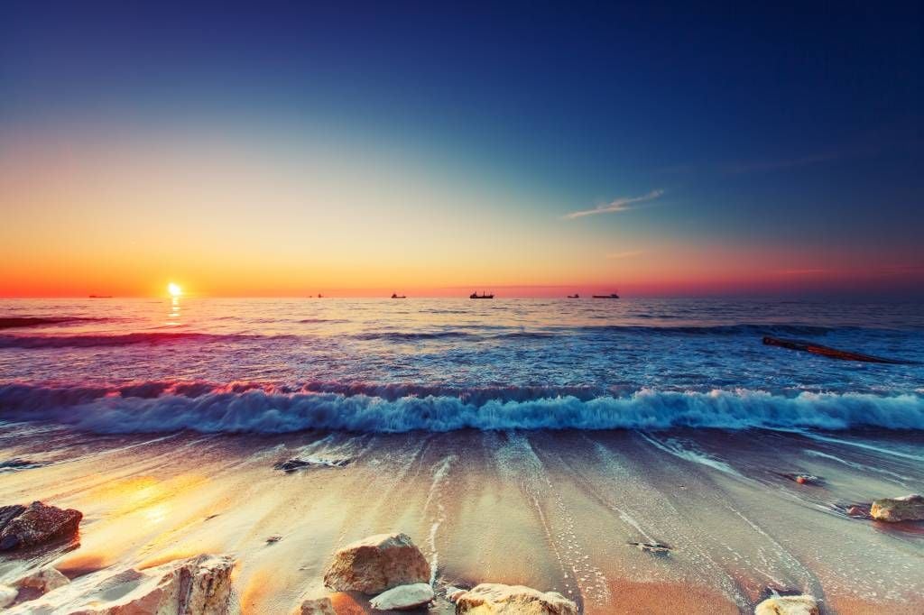 Stränder Solnedgång över havet