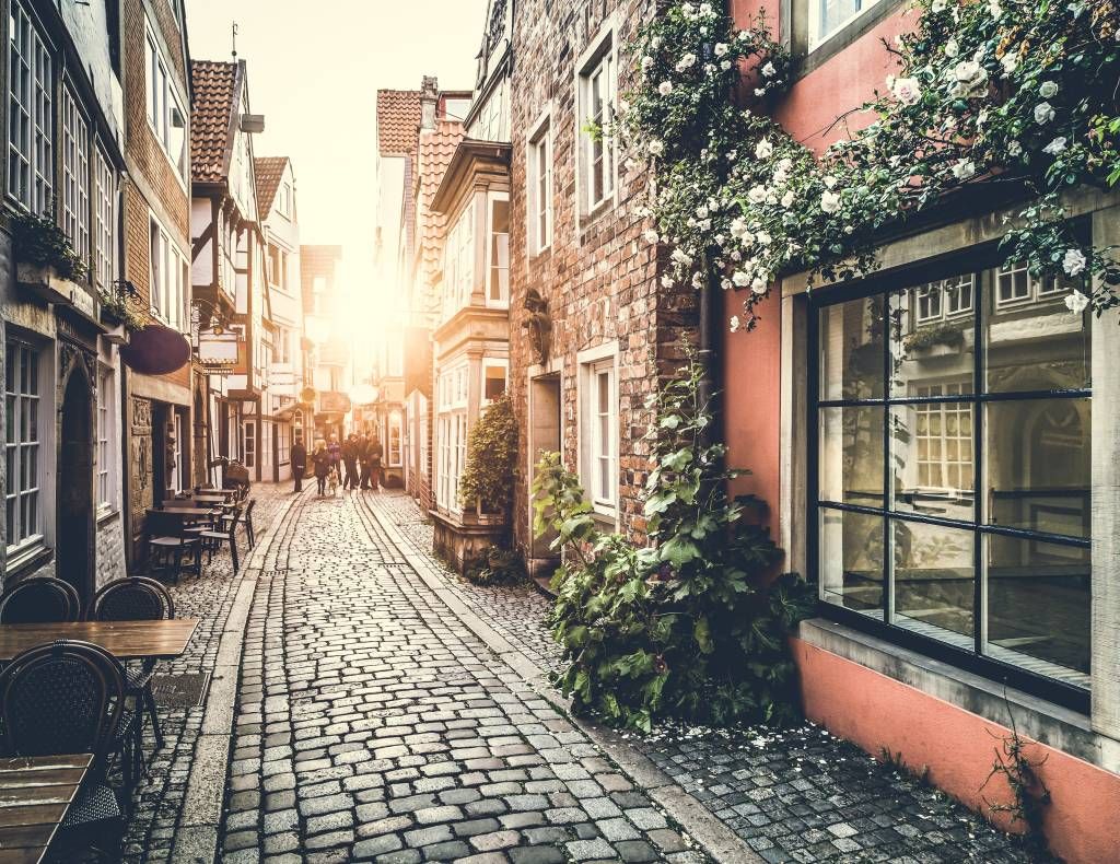 Städer tapet Solnedgång i en gammal gata