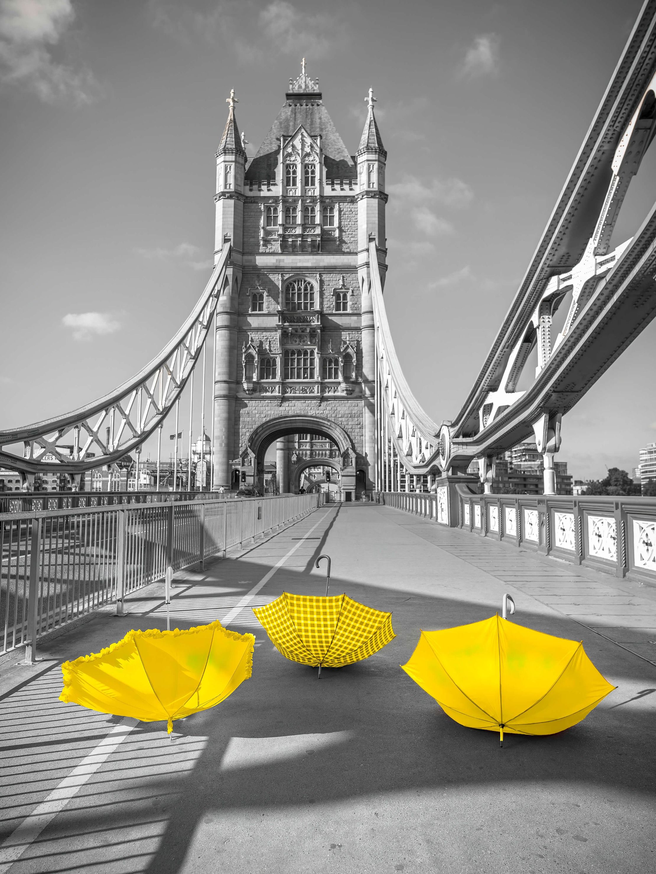  Gula paraplyer på Tower Bridge