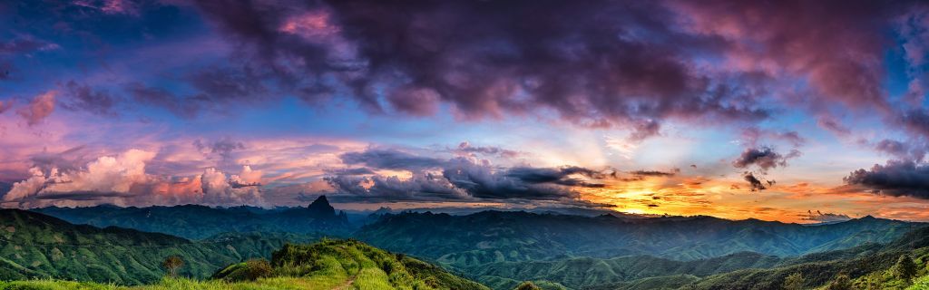 Solnedgång över ett berg