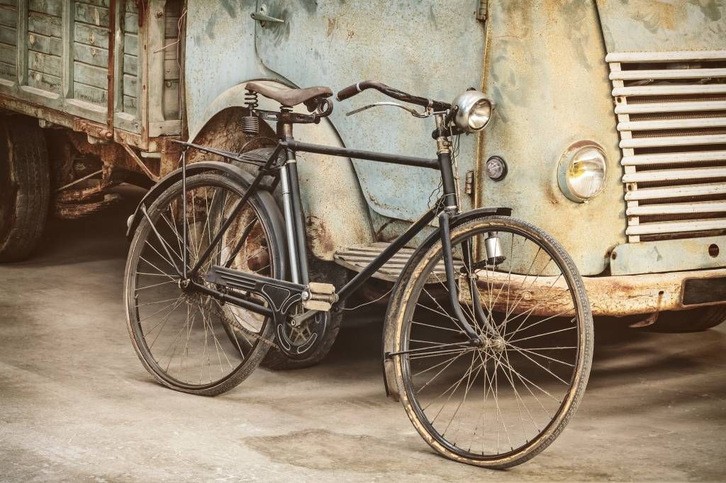 Fototapet Retro gammel cykel med lastbil - Fototapet