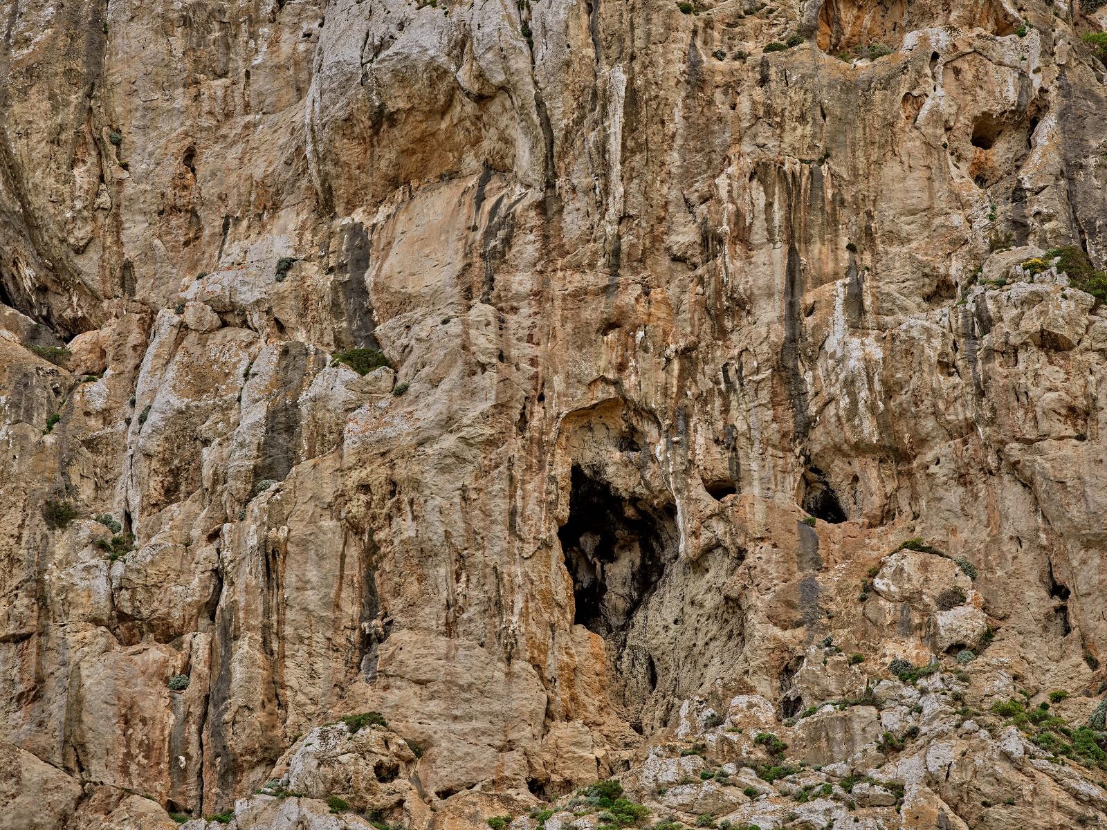 Grotte i en klippe