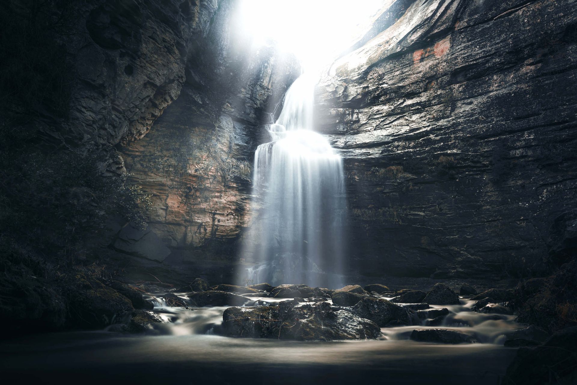 Grotte med foss
