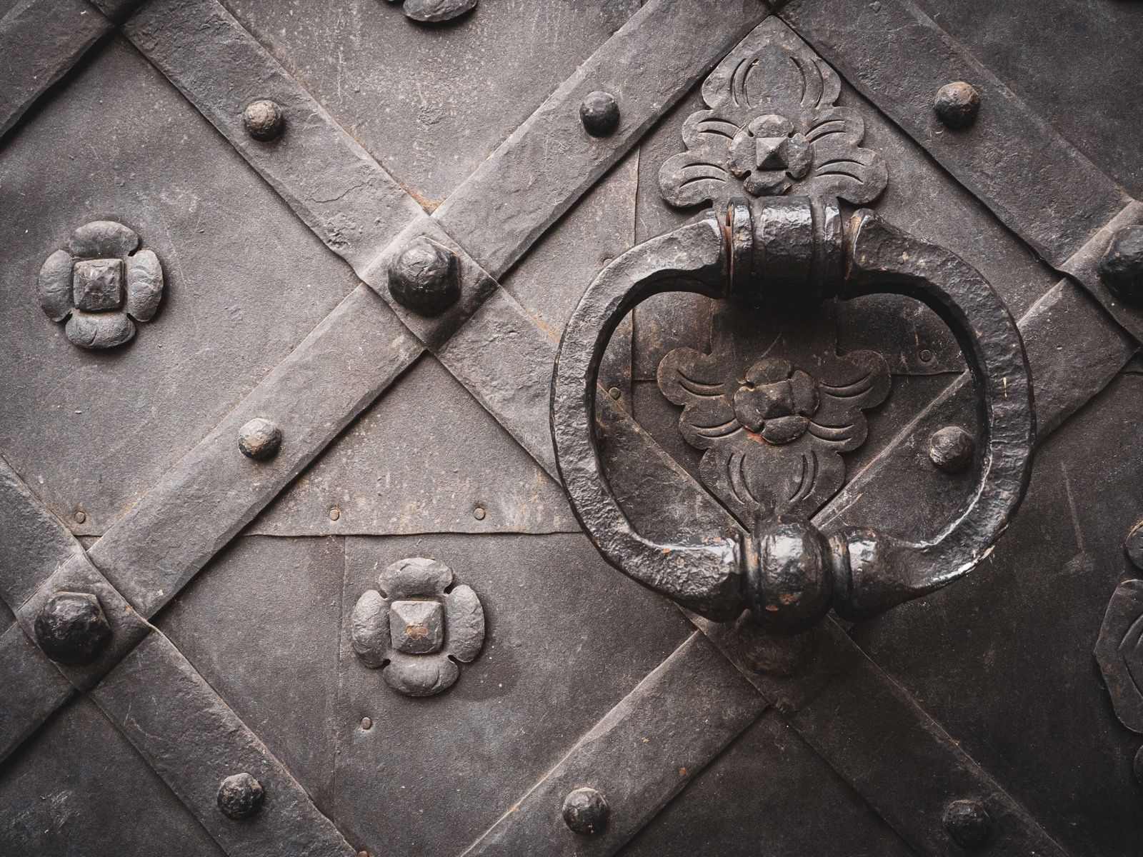 Gammel dør med håndtag