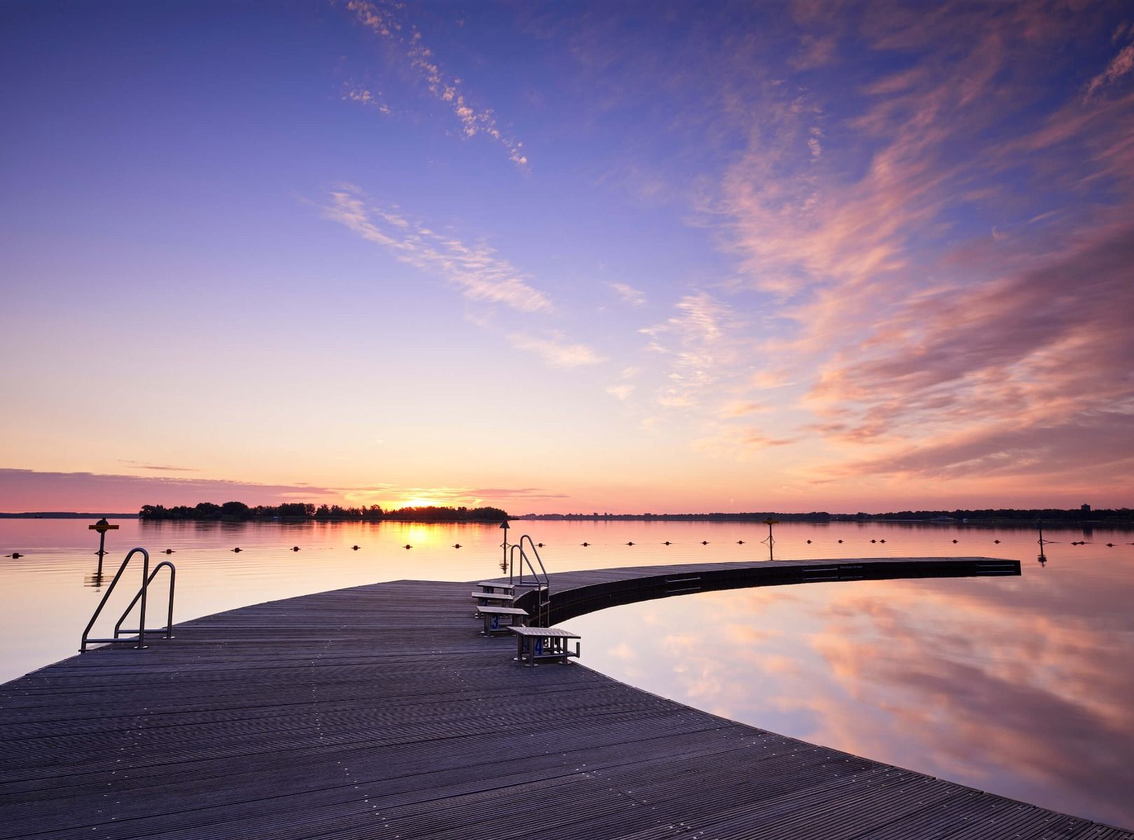 Svømmebro med startblokke