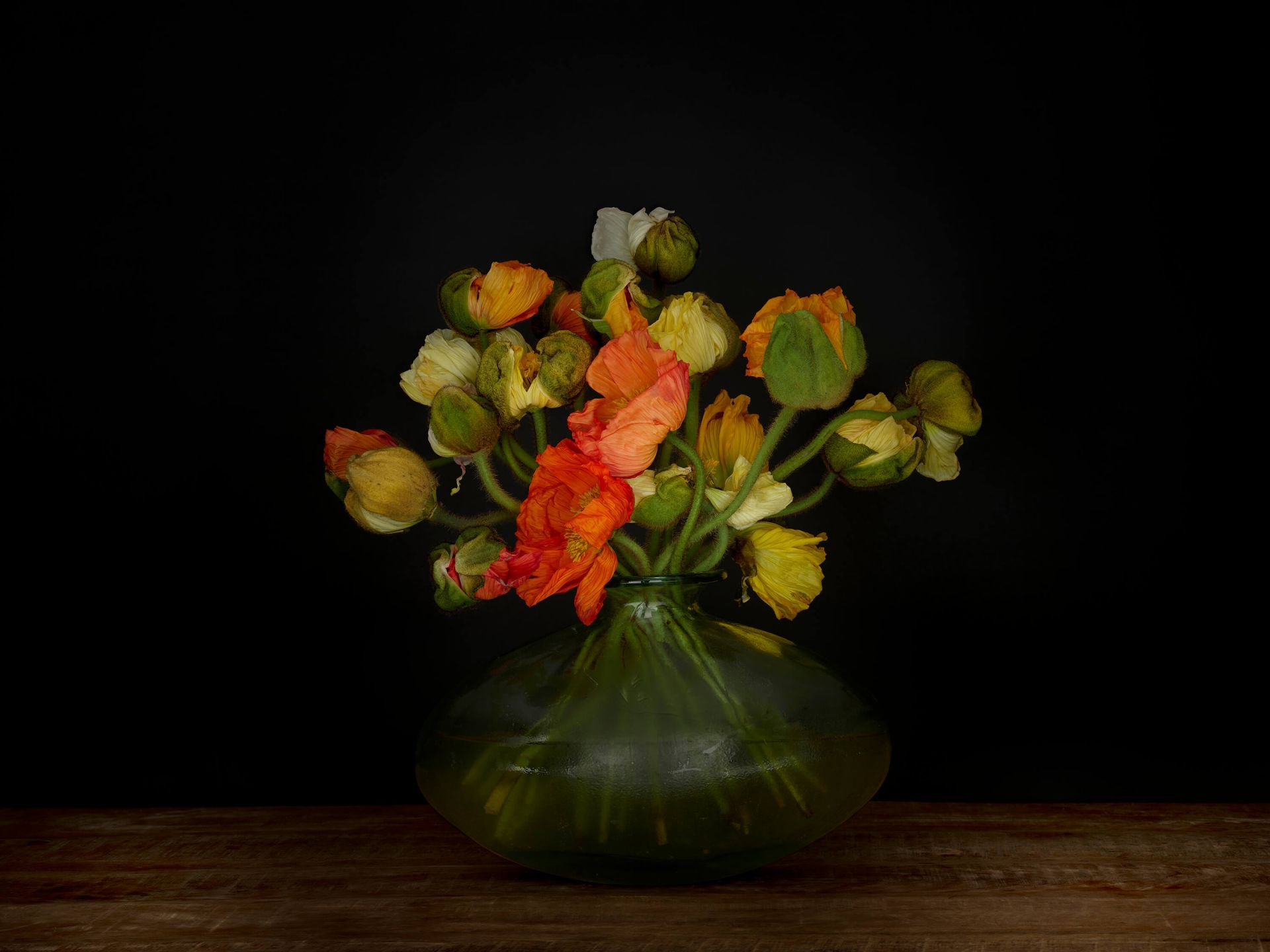Malerisk vase med blomster