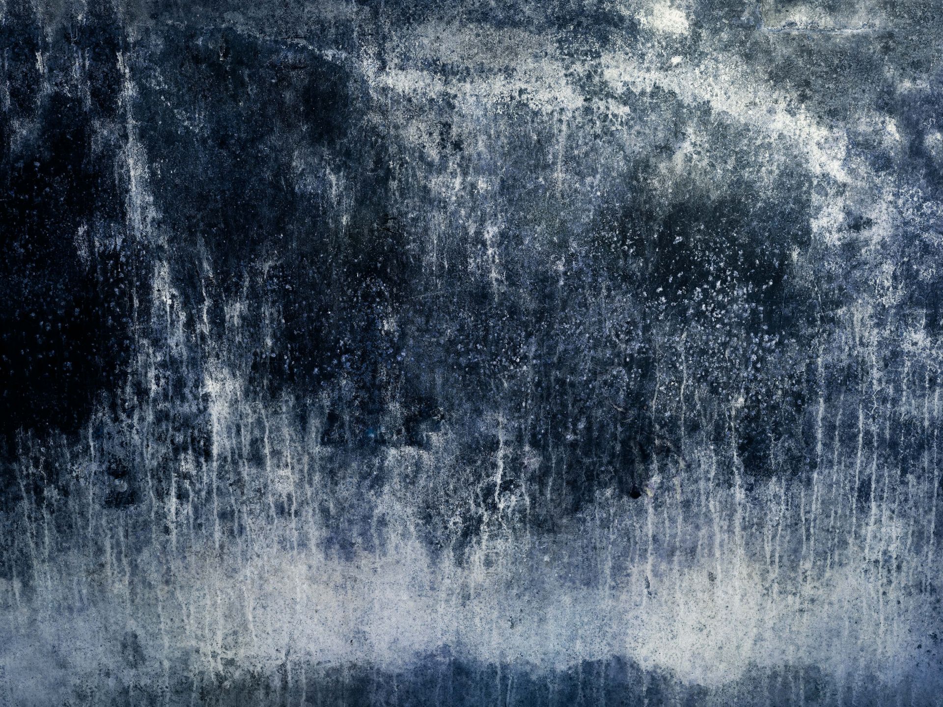 Gammel forvitret blå vegg