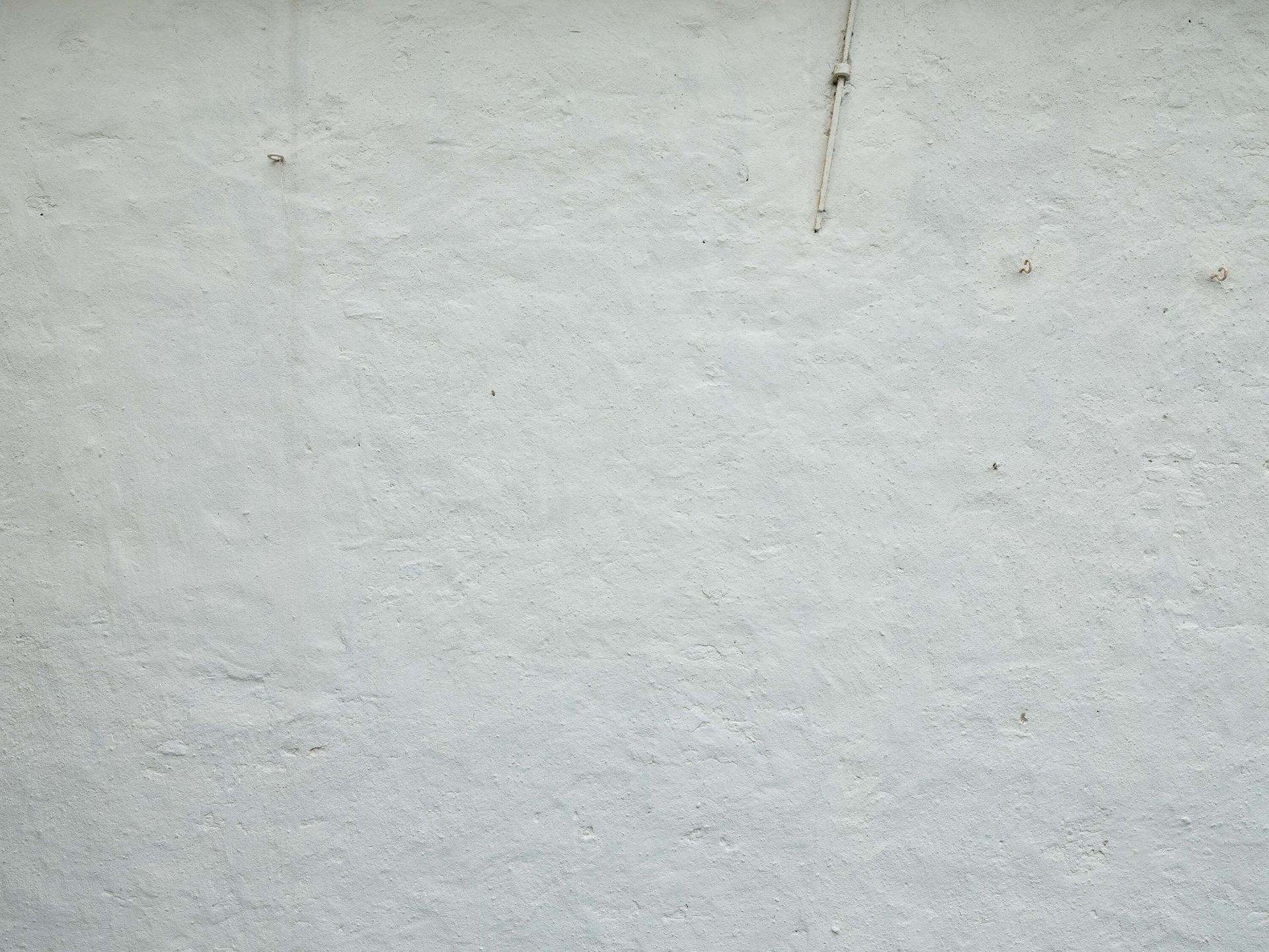 Væg med hvidt puds