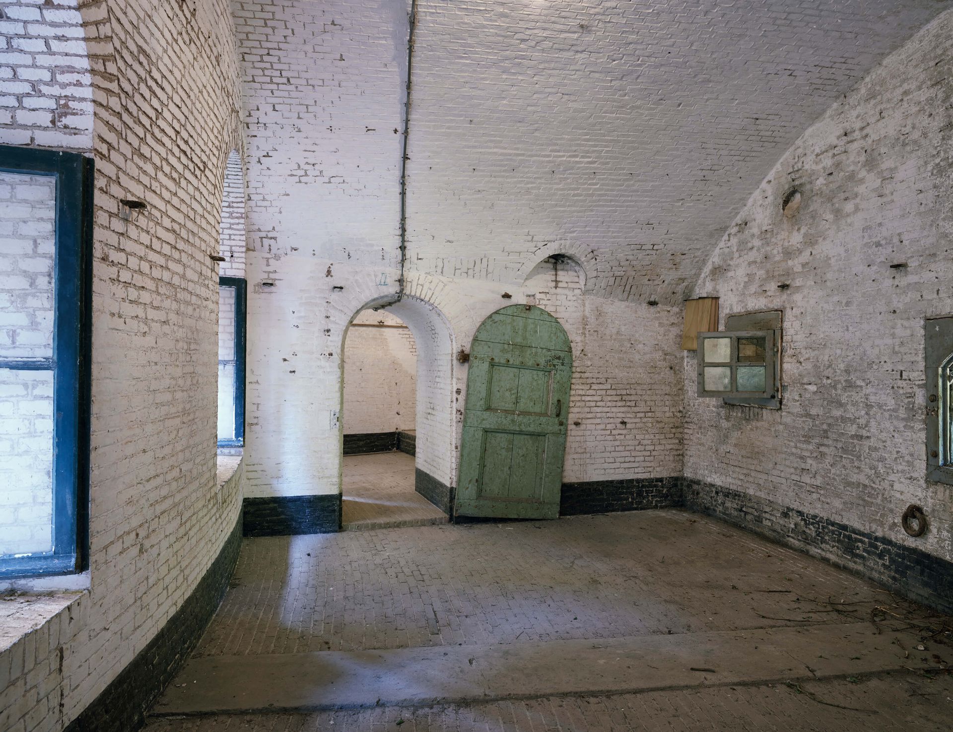 Grønn dør i gammel bygning