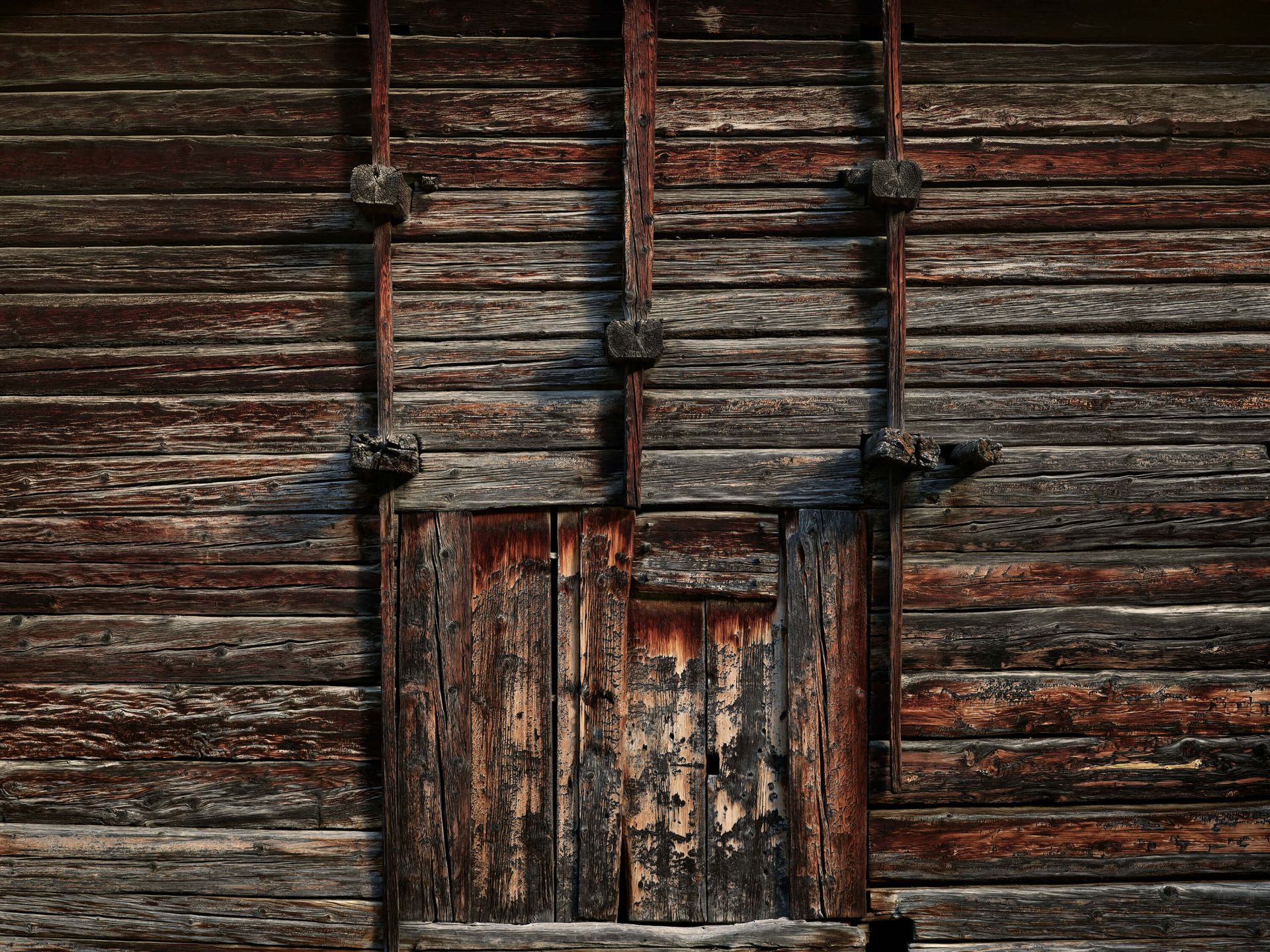 Gammelt træ med bjælker