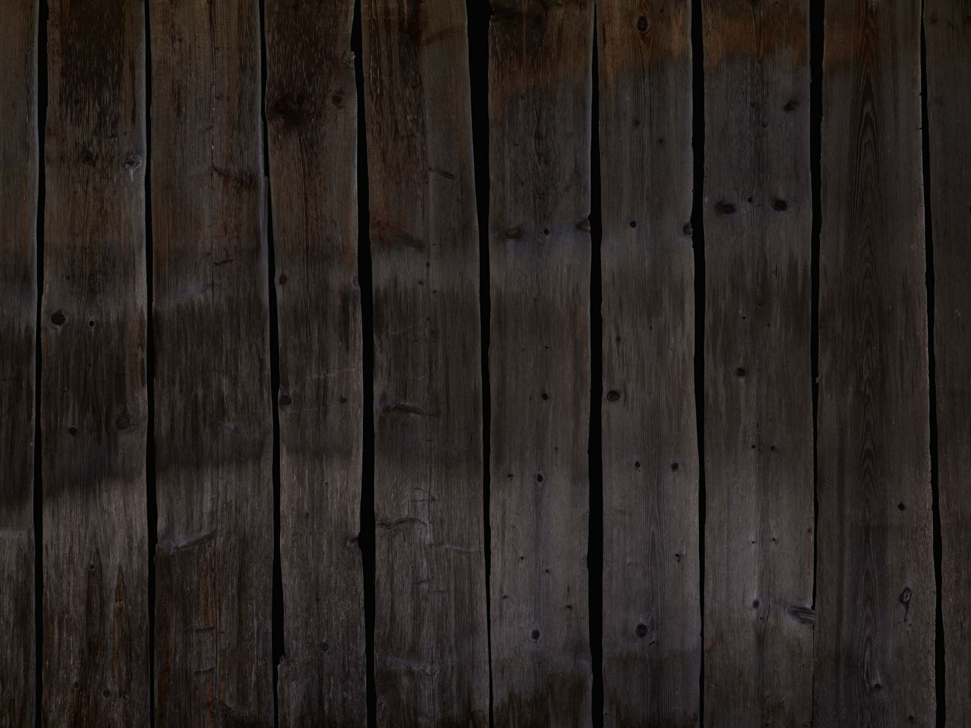 Lyst på mørkt treverk