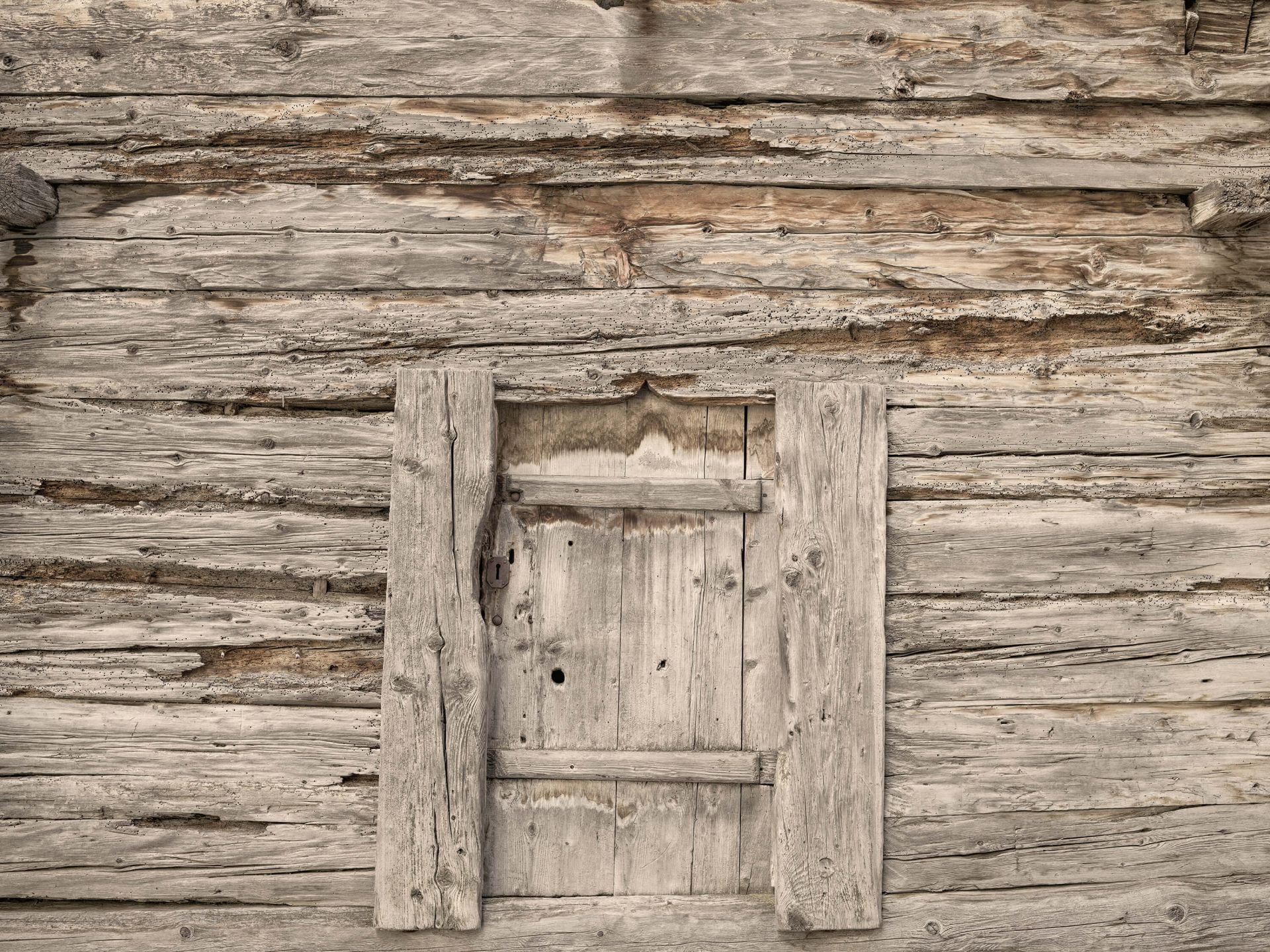 Beige hyllor med dörr