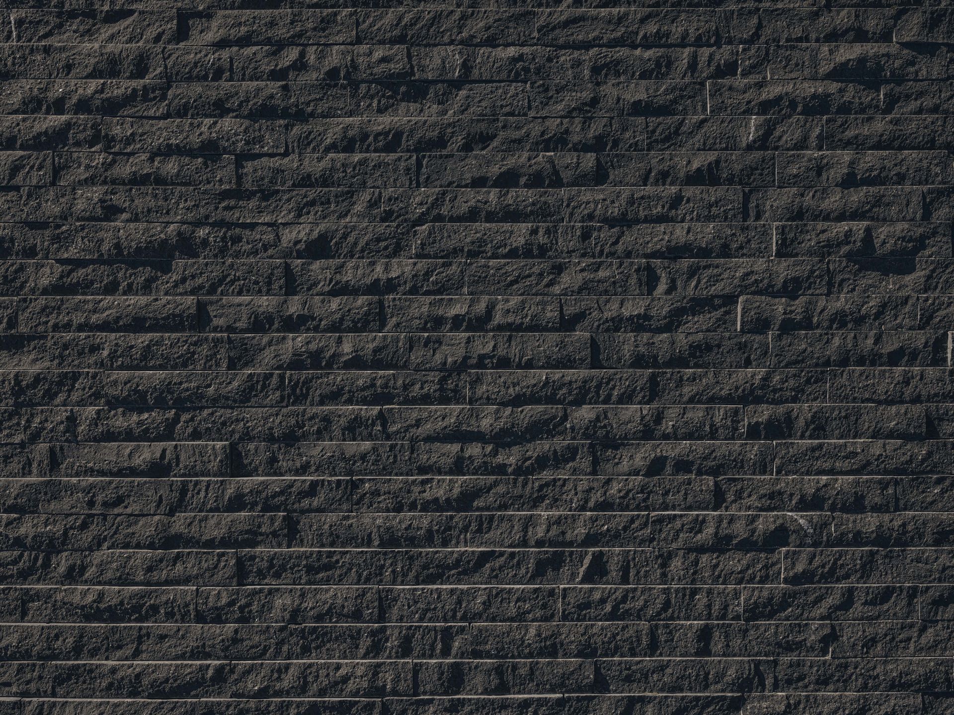 Væg med mørke sten